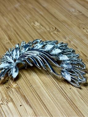 142 Vintage Lisner Feather
Brooch